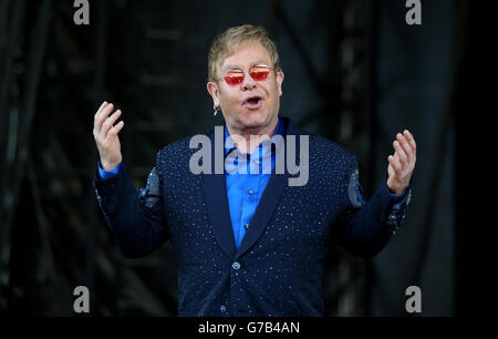 EDITORIAL N'UTILISEZ QUE Elton John sur scène dans un spectacle en plein air au stade de Meadowbank à Édimbourg, au cours de sa merveilleuse Crazy Night Tour. Banque D'Images