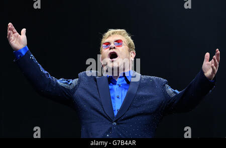 EDITORIAL N'UTILISEZ QUE Elton John sur scène dans un spectacle en plein air au stade de Meadowbank à Édimbourg, au cours de sa merveilleuse Crazy Night Tour. Banque D'Images