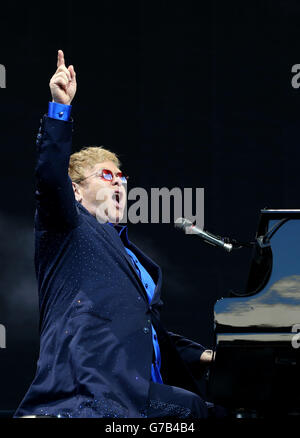 EDITORIAL N'UTILISEZ QUE Elton John sur scène dans un spectacle en plein air au stade de Meadowbank à Édimbourg, au cours de sa merveilleuse Crazy Night Tour. Banque D'Images