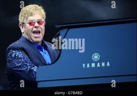 Elton John se présentant sur scène lors d'un spectacle en plein air spécial au stade Meadowbank à Édimbourg, lors de sa merveilleuse visite nocturne de Crazy. Banque D'Images