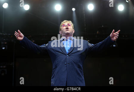 EDITORIAL N'UTILISEZ QUE Elton John sur scène dans un spectacle en plein air au stade de Meadowbank à Édimbourg, au cours de sa merveilleuse Crazy Night Tour. Banque D'Images