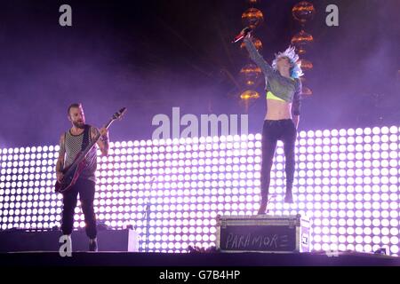 Leeds Festival 2014 - deuxième jour.Hayley Williams, de Paramore, qui se déroule pendant la deuxième journée du Leeds Festival à Bramham Park, Leeds. Banque D'Images