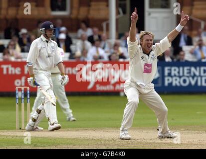 Phil Weston, batteur du Gloucestershire, survit à un appel de LBW par Andy Bichel, Bowler du Worcestershire, lors de la finale du trophée C&G à Lord's, Londres. Banque D'Images