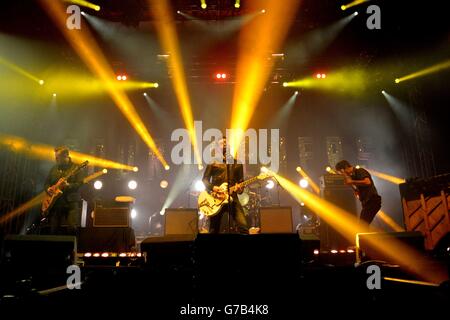 Les Courteeners se présentant pendant la deuxième journée du Leeds Festival à Bramham Park, Leeds. Banque D'Images