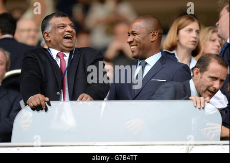 Tony Fernandes, président des Queens Park Rangers (à gauche) et l'ancien footballeur les Ferdinand dans les tribunes du match de la Barclays Premier League à White Hart Lane, Londres. APPUYEZ SUR ASSOCIATION photo. Date de la photo: Dimanche 24 août 2014. Voir PA Story FOOTBALL Tottenham. Le crédit photo devrait se lire comme suit : Andrew Matthews/PA Wire. Banque D'Images