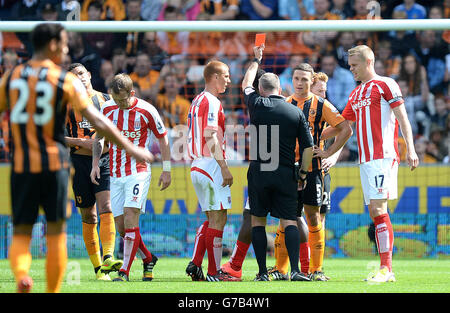 James Chester de Hull City reçoit un carton rouge de l'arbitre Jonathan Moss contre Stoke City, lors du match de la Barclays Premier League au KC Stadium, à Hull. Banque D'Images