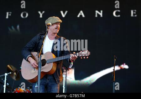 Utilisez uniquement rédactionnel Foy Vance de l'Irlande du Nord d'effectuer l'échauffement avant d'Elton John prend à la scène dans un open air show à Meadowbank Stadium à Édimbourg, au cours de sa merveilleuse Crazy Night Tour. Banque D'Images