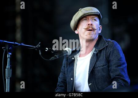 Utilisez uniquement rédactionnel Foy Vance de l'Irlande du Nord d'effectuer l'échauffement avant d'Elton John prend à la scène dans un open air show à Meadowbank Stadium à Édimbourg, au cours de sa merveilleuse Crazy Night Tour. Banque D'Images