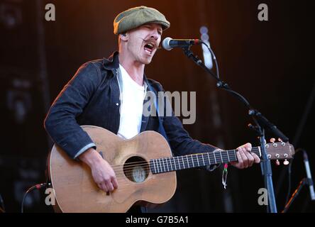 Utilisez uniquement rédactionnel Foy Vance de l'Irlande du Nord d'effectuer l'échauffement avant d'Elton John prend à la scène dans un open air show à Meadowbank Stadium à Édimbourg, au cours de sa merveilleuse Crazy Night Tour. Banque D'Images