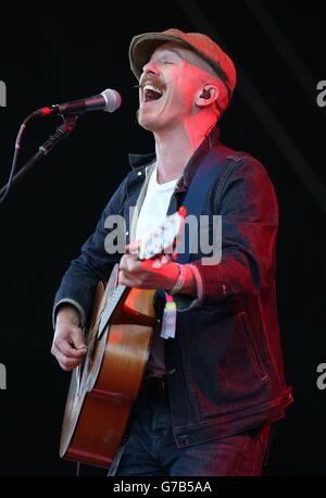 Utilisez uniquement rédactionnel Foy Vance de l'Irlande du Nord d'effectuer l'échauffement avant d'Elton John prend à la scène dans un open air show à Meadowbank Stadium à Édimbourg, au cours de sa merveilleuse Crazy Night Tour. Banque D'Images