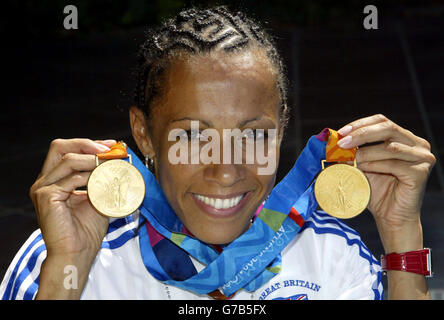 Kelly Holmes, double médaillée d'or en Grande-Bretagne, célèbre avec les médailles qu'elle a remportées pour le 800m et le 1500m à Athènes, en Grèce, pendant les Jeux Olympiques. Banque D'Images