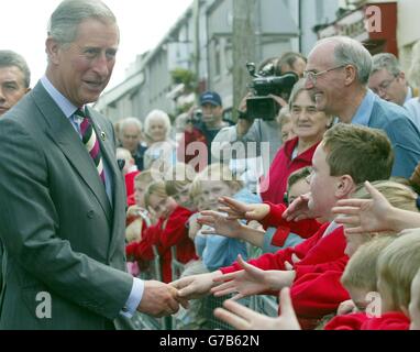 Le Prince de Galles rencontre des élèves de l'école primaire de Castledawson, à Castledawson, en Irlande du Nord, après avoir visité la boulangerie de Ditty dans la ville de Co Londonderry. Le Prince Charles est en train de compléter le deuxième jour d'une visite de la province. Banque D'Images