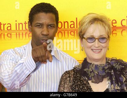 Les acteurs hollywoodiens Denzel Washington et Meryl Streep posent pour les photographes lors d'un photocall pour promouvoir leur nouveau film le candidat Manchurien au 61e Festival du film de Venise au Lido, à Venise, en Italie. Banque D'Images