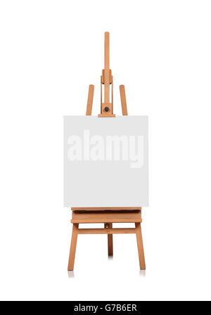 Toile vierge sur un chevalet en bois sur fond blanc Banque D'Images