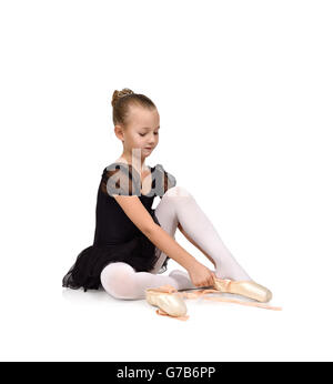 Petite ballerine en tutu noir porte des chaussures de ballet Banque D'Images