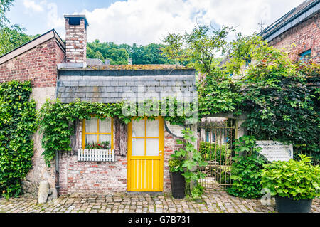 Porte jaune à Durbuy Banque D'Images