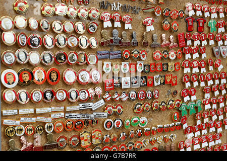 Football - Barclays Premier League - Manchester United / Swansea City - Old Trafford. Badges Manchester United en solde. Banque D'Images