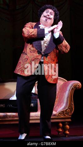 L'acteur Michael Crawford joue le rôle de Comte Fosco lors d'une répétition de la nouvelle production de la Femme en blanc au Palace Theatre dans le centre de Londres. La comédie musicale Lloyd Webber est basée sur le roman de Wilkie Collins de 1860. Banque D'Images