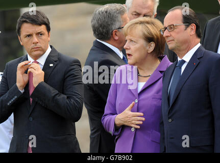 Le Premier ministre italien Matteo Renzi, la chancelière allemande Angela Merkel et le président français Françoise Hollande se réunissent pour assister à un flip d'avions militaires en provenance des pays membres de l'OTAN le dernier jour du sommet au Celtic Manor Resort de Newport, au sud du pays de Galles. Banque D'Images