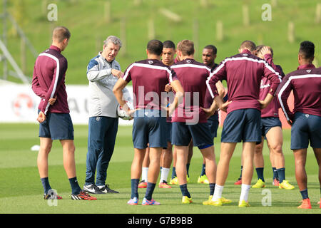 Roy Hodgson, directeur de l'Angleterre, donne des instructions pendant une séance de formation au parc St George, Burton Upon Trent. APPUYEZ SUR ASSOCIATION photo. Date de la photo : vendredi 5 septembre 2014. Voir PA Story FOOTBALL England. Le crédit photo devrait se lire: Mike EgertonPA fil. Banque D'Images