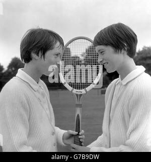 Gwen (à gauche) et Evelyn Armstrong, 16 ans, de Kilmacolm près de Glasgow, sont des jumeaux identiques qui participent au championnat. Gwen a gagné son match contre Mlle H. Retter et Evelyn a perdu contre Mlle D. Oakley. Banque D'Images