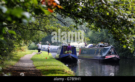 Barges sur le canal de Bridgewater près de Walton Hall, Cheshire, tandis que le temps chaud continue. Banque D'Images