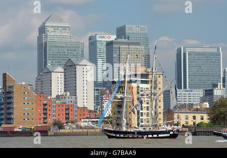 Le célèbre TS Royalist des cadets de la mer descend la Tamise en participant à un défilé pour marquer la fin du Royal Greenwich Tall Ships Festival. Banque D'Images