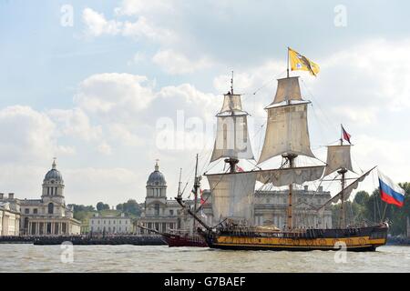 Les navires descendent la Tamise en participant à une parade pour marquer la fin du Royal Greenwich Tall Ships Festival. Banque D'Images