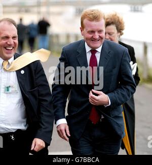 Le chef du Parti libéral démocrate Charles Kennedy (à droite) et le président du parti Simon Hughes, le député, se mettent en renfort contre les vents violents qui se sont enrassis devant la conférence annuelle du parti à Bournemouth. Le dirigeant de LibDem a révélé qu'il avait changé son mode de vie suite à des préoccupations concernant sa santé et sa consommation d'alcool. Banque D'Images