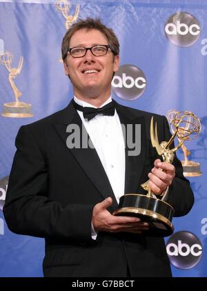 L'acteur James Spader détient le prix Emmy qu'il a remporté comme meilleur acteur principal dans une série de dramatiques pour son rôle dans « The Practice » lors de la 56e Emmy Awards à Los Angeles, Californie. Banque D'Images