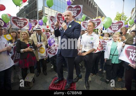 L'ancien secrétaire à l'intérieur John Reid parle alors qu'il accompagne mieux ensemble le militant Jim Murphy, député Shadow Secretary of State for International Development (à droite), le dernier jour de sa tournée « Better Together » de 100 rues en 100 jours, à Sauchiehall Street, Glasgow. Banque D'Images