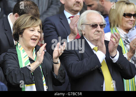 Football - Championnat Sky Bet - Cardiff City / Norwich City - Cardiff City Stadium.Delia Smith de Norwich City et son mari Michael Wynn-Jones dans les stands. Banque D'Images