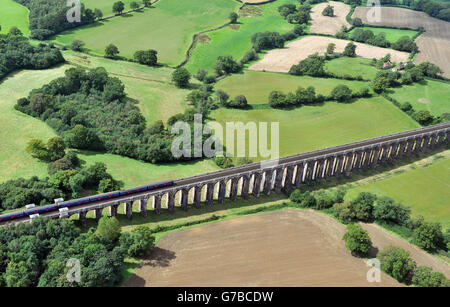 Vue sur le viaduc de la vallée de l'Ouse, également appelé « viaduc de Balcombe » à Sussex, qui fera partie du projet ferroviaire Thameslink de 6.5 milliards de livres sterling, qui relie Brighton et l'aéroport de Gatwick au centre de Londres et aux gares au nord de la Tamise, dont l'aéroport de Luton et Bedford. Banque D'Images