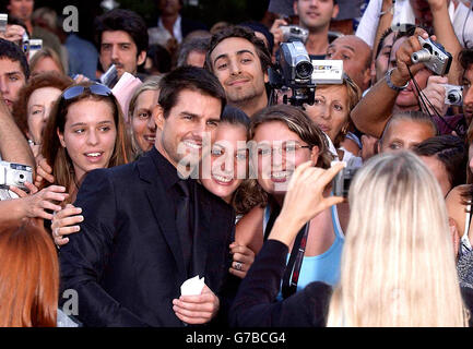 L'acteur américain Tom Cruise pose avec des fans lorsqu'il arrive à la première de son dernier film collatéral, lors du 61ème Festival du film de Venise au Lido à Venise. Banque D'Images