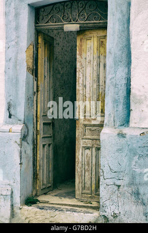 Photographie d'un vieux bois porte ouverte d'un ancien bâtiment Banque D'Images