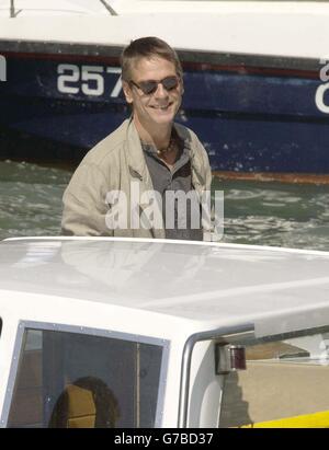 L'acteur britannique Jeremy Irons arrive au bord de l'eau pour promouvoir son dernier film le marchand de Venise, lors du 61e Festival du film de Venise au Lido à Venise. Banque D'Images