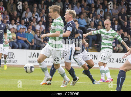 Leigh Griffiths (à droite) du Celtic marque son but lors du match écossais de Premiership à Dens Park, Dundee. Banque D'Images