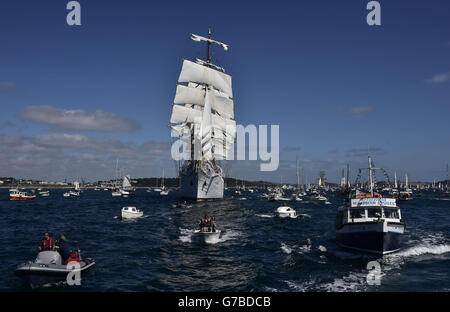 Le navire polonais d'entraînement à voile Dar Mlodziezy participe à la Parade de Sail du port de Falmouth comme elle fait son chemin vers le point de départ de la course à Greenwich, Londres, sous la voile. Banque D'Images