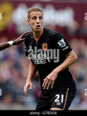 Football - Barclays Premier League - Aston Villa / Hull City - Villa Park.Michael Dawson de Hull City en action contre Aston Villa, lors du match de la Barclays Premier League à Villa Park, Birmingham. Banque D'Images