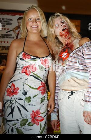 L'actrice Lucy Davis (à gauche) pose aux côtés d'un « zombie » lors d'une apparition en magasin à Virgin Megastore sur Piccadilly, dans le centre de Londres, pour signer des copies du nouveau DVD Shaun of the Dead, qui a été reréalisé aujourd'hui. Banque D'Images