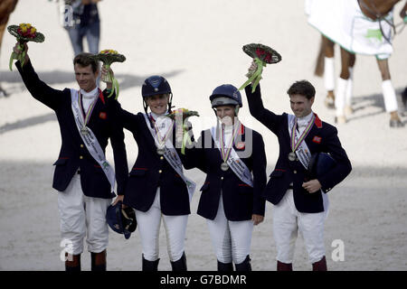 Grande-Bretagne de gauche à droite : William Fox-Pitt, Kristina Cook, Zara Phillips et Harry Meade gagnent l'argent lors de la compétition d'équipe Evesting au cours du huitième jour des Jeux équestres mondiaux de l'Alltech FEI au Stade d'Ornano, Normandie, France. Banque D'Images