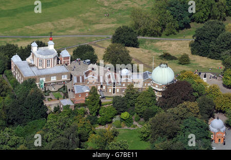 Une vue aérienne de l'Observatoire Royal, Greenwich, dans le sud de Londres, qui a joué un rôle majeur dans l'histoire de l'astronomie et de la navigation, et est plus connu comme l'emplacement du méridien principal.Il est situé sur une colline de Greenwich Park, surplombant la Tamise. Banque D'Images