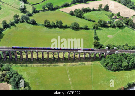 Vue sur le viaduc de la vallée de l'Ouse, également appelé viaduc de Balcombe, dans le Sussex. Banque D'Images