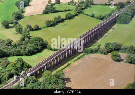 Vue sur le viaduc de la vallée de l'Ouse, également appelé viaduc de Balcombe, dans le Sussex. Banque D'Images