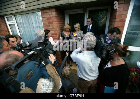 Mandy BIRT (à gauche) et Jackie Thomas, cousine et tante de Laura Rhodes, 13 ans, qui est décédée dans un pacte suicidaire présumé avec un ami, ont lu une déclaration aux médias au nom des parents dévastés de Laura chez eux à Heol Derwen, Cimla. Banque D'Images