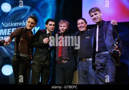 L'hôte Jools Holland (deuxième à droite) avec le groupe écossais Franz Ferdinand, (l-r) Nicholas McCarthy, Paul Thomson, Robert Hardy et Alexander Kapranos sont annoncés comme les gagnants du prix national annuel de la musique de mercure à Grosvenor House, Park Lane, dans le centre de Londres.Douze actes sont en cours de course pour le prix 20,000, bien que la réputation de gagner est traditionnellement plus précieuse que l'argent. Banque D'Images