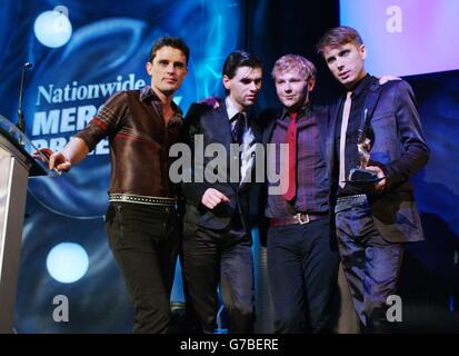 Le groupe écossais Franz Ferdinand, (l-r) Nicholas McCarthy, Paul Thomson, Robert Hardy et Alexander Kapranos sont annoncés comme les gagnants du prix national annuel de la musique de mercure à Grosvenor House, Park Lane, dans le centre de Londres. Douze actes sont en cours de course pour le prix 20,000, bien que la réputation de gagner est traditionnellement plus précieuse que l'argent. Banque D'Images