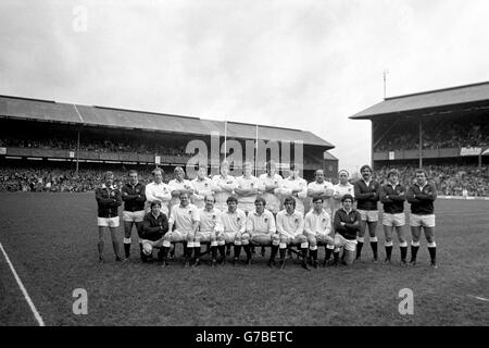 Équipe de rugby d'Angleterre. Rangée arrière : William Henry Hare, Peter James Winterbottom, Paul William Dodge, John Philip Scott, Maurice John Colclough, Stephen Bainbridge, Nicholas Clive Jeavons, Colin Edward Smart, Gary Stephen Pearce. Première rangée : Peter John Wheeler, Leslie Cusworth, John Carleton, Steven James Smith, Anthony Hugh Swift, Geoffrey Huw Davies et Marcus Rose. Banque D'Images