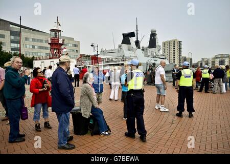 Présence de la police près du HMS Duncan, sixième et dernier destroyer de type 45, à Alexandra quai à Cardiff, où des navires de la Royal Navy britannique sont amarrés avant le sommet de l'OTAN à Newport, au pays de Galles. Banque D'Images