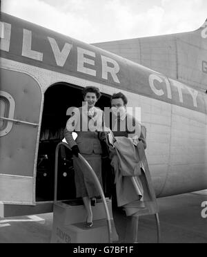 L'acteur britannique Donald Sinden avec sa femme Diana. Ils sont en vol pour le Touquet, avant de se rendre à Cannes pour le festival du film. Banque D'Images